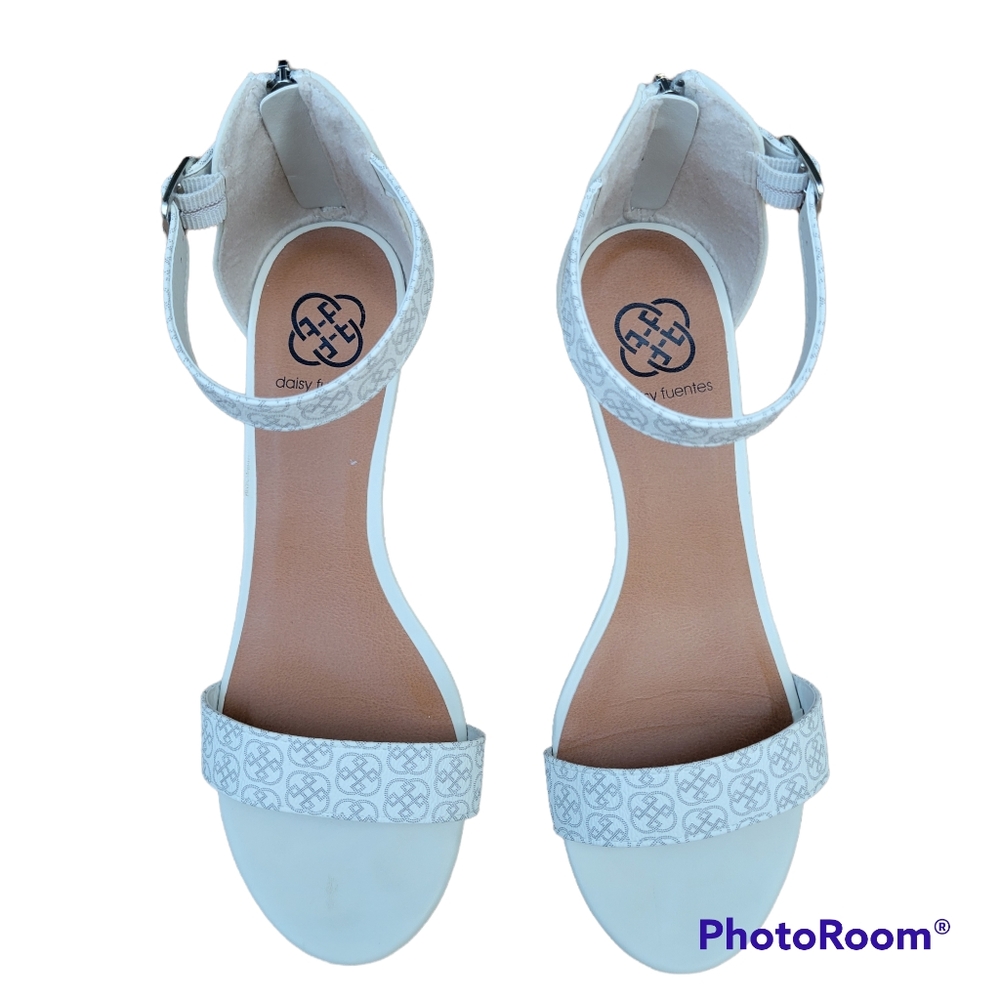 Daisy Fuentes Sandals White Strap Zip Back Casual Comfort Shoes 9W - Picture 2 of 9